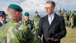 Överste Fredrik Herlitz, chef för Älvsborgs amfibieregemente, Amf4, i Göteborg, överlämnar regementets vapensköld till Finlands president Alexander Stubb.