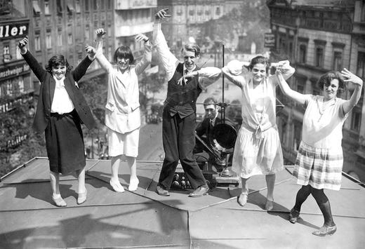 Dansgrupp på ett tak på Potsdamer Platz 1926.