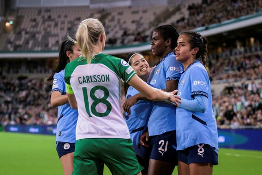 Manchester City firar Khadija Shaws (nummer 21) mål framför Hammarbyklacken i Champions League-mötet på Tele2-arenan i november. Hammarbys lagkapten Alice Carlsson står framför spelarna och försöker få dem att backa.