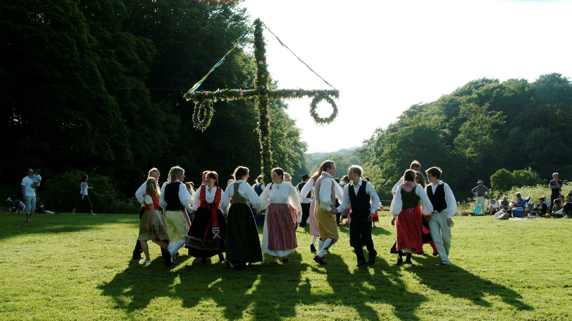 Midsommarfest på Himmelstorp i Kullaberg utanför skånska Höganäs 2005. Fler borde bli medlemmar i folkdanslag, anser insändarskribenten.