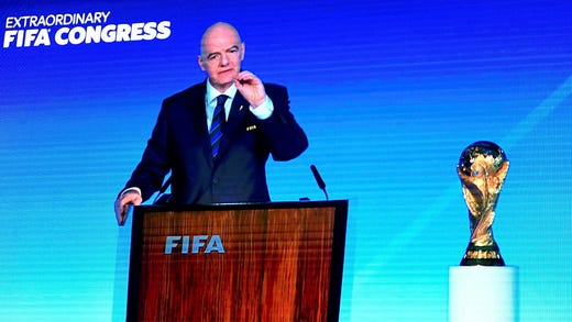 Gianni Infantino talar under Fifakongressen.