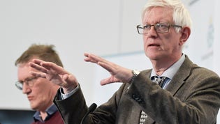 Folkhälsomyndighetens generaldirektör Johan Carlson (till höger) och statsepidemiolog Anders Tegnell på en presskonferens om coronapandemin i april i fjol.