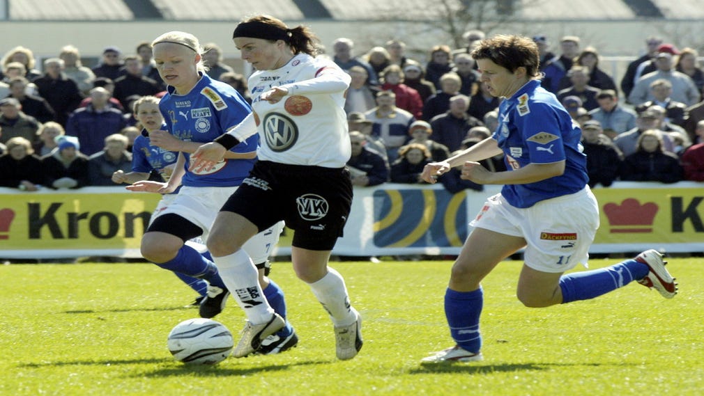 Caroline Seger i Stattenas färger 2004, längst till vänster, i kamp med Umeå IK:s Malin Moström.