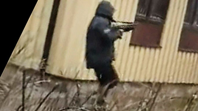 En person jagar en annan med vapen i Enskededalen (ur polisens förundersökning).