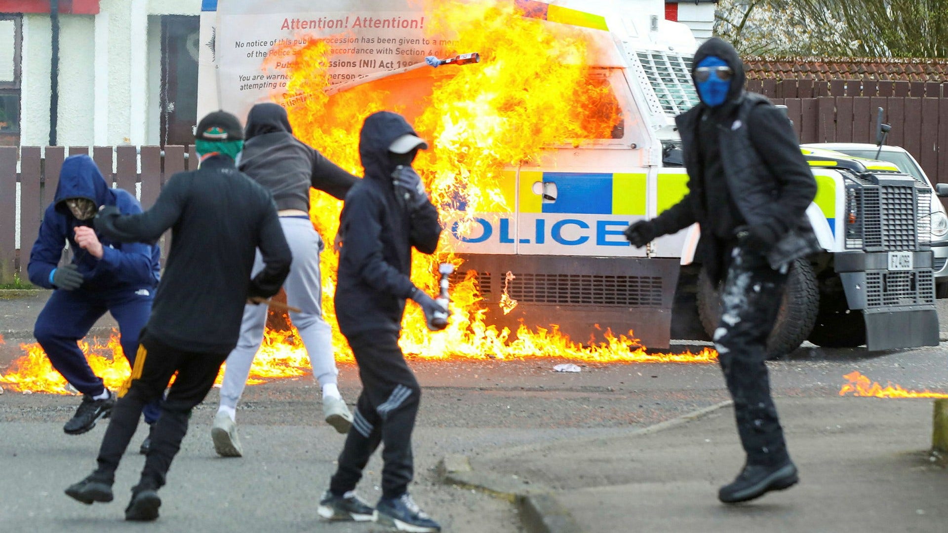 Maskerade personer kastade bensinbomber mot polisen i Derry i samband med omfattande manifestationer i Nordirland på måndagen.