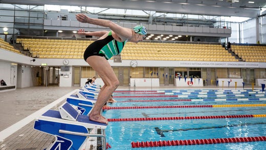 Ogni sessione di allenamento include un salto dalla piattaforma di partenza per l'ex nuotatore olimpico Ola-Britt Oberg, che quest'estate compirà 90 anni.