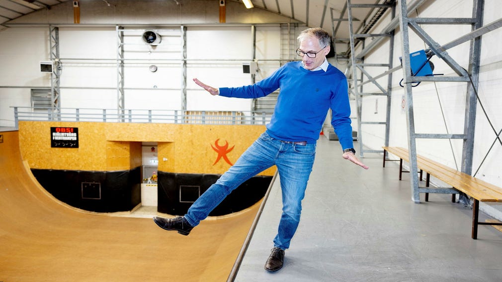 Johan Oljeqvist visar Stockholms största inomhushallar för skateboard.