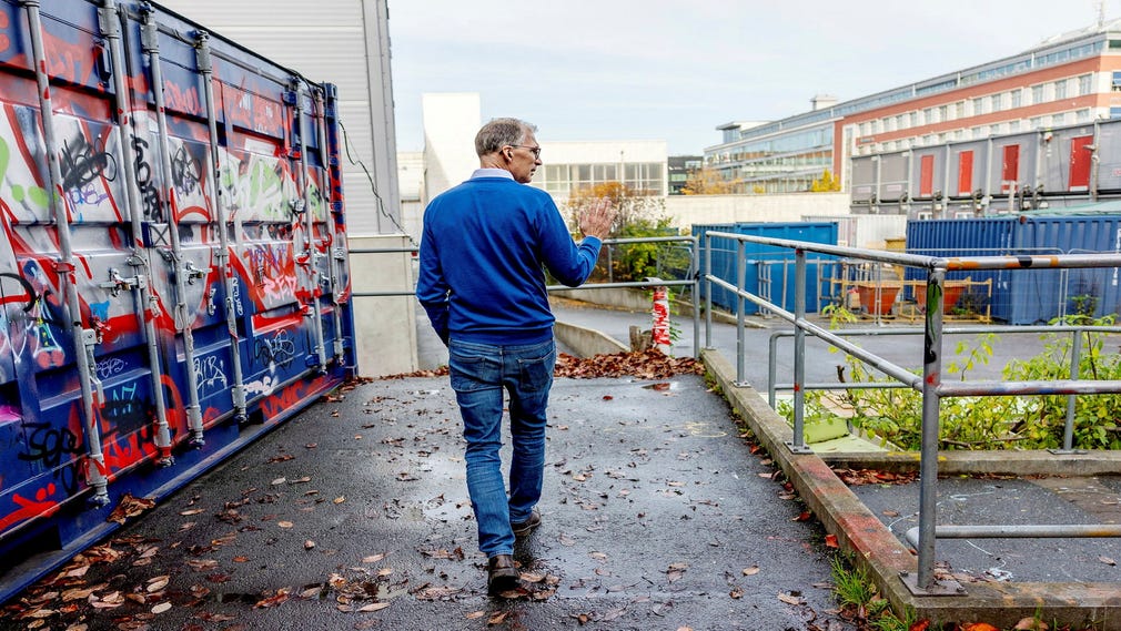 Johan Oljeqvist visar platsen där Fryshuset planerar att växa genom att bygga nya hus.