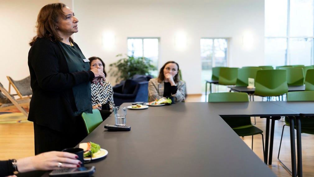 ”Man ska inte ha glömma att ungdomarna här inte har någon roll i de här kriminella nätverken mer än att de har fått ett uppdrag. De begår brott utifrån de här uppdragen som läggs ut”, säger Maria Hultén, institutionschef på SiS ungdomshem Råby.