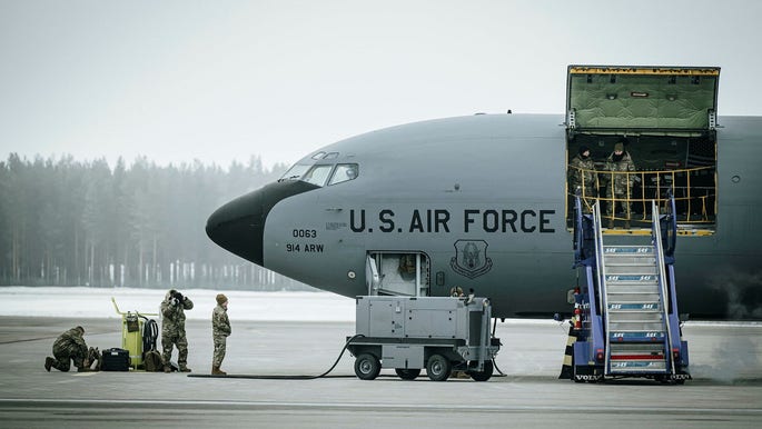 Amerikanska soldater vid tankplanet KC 135 på F21 i Luleå under Natoövningen Nordic Response förra månaden. Det svenska och finländska Natomedlemskapet är en naturlig följd av den ryska aggressionen, anser insändarskribenten.