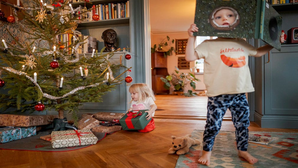 Werner spexar med gosedjur och bok samtidigt som Edith försöker öppna julklappar i smyg.