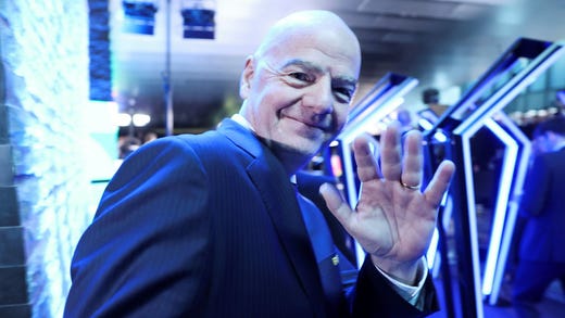 Gianni Infantino uppmanade delegaterna att visa med händerna nära huvudet att de applåderade. Fredrik Reinfeldt valde i stället att räcka upp handen.