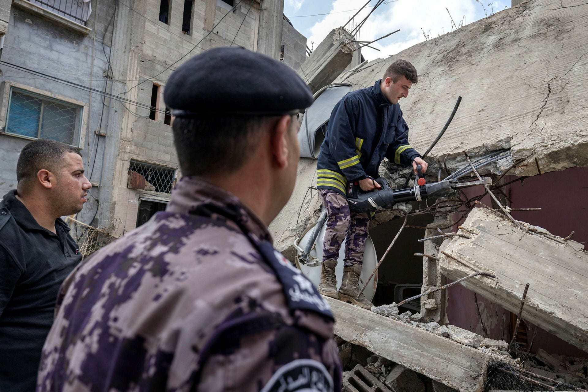 Det palestinska civilförsvaret försöker städa upp förödelsen i Tulkarem.