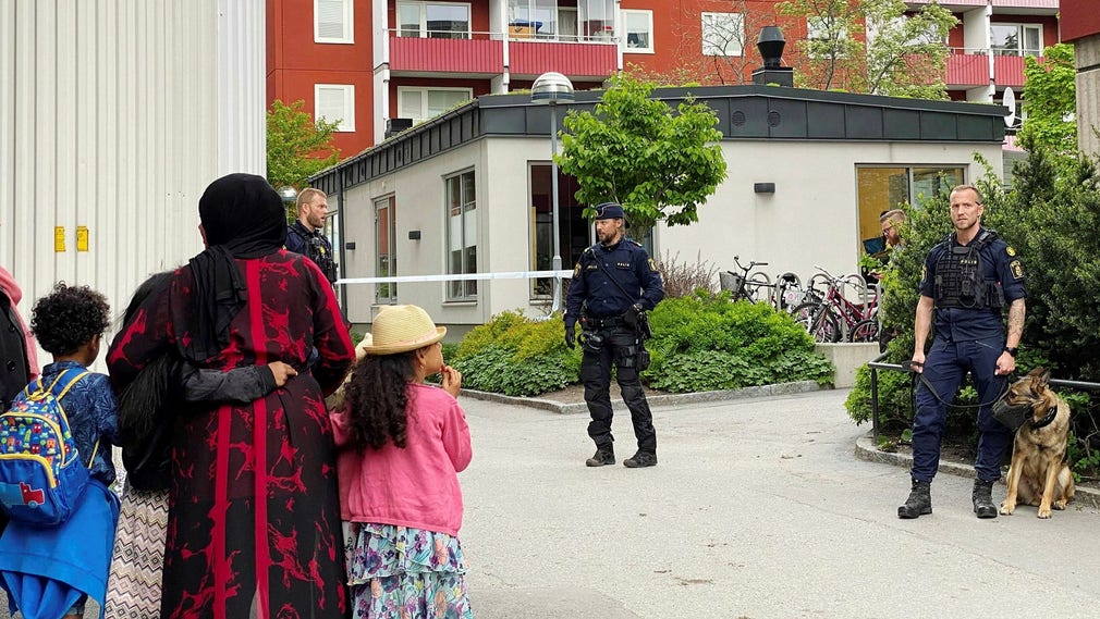 Polis på plats i Husby i nordvästra Stockholm den 31 maj efter dödsskjutningen av en 28-årig man, mitt på ljusa dagen.