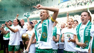 Alice Carlsson (mitten) och Hammarby firar cupguldet i fjol på Tele2 arena. Nu väntar hemmapremiär i damallsvenskan på samma plats.
