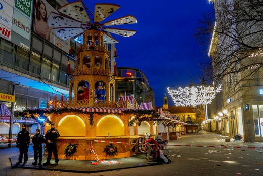 Julmarknaden var fortfarande avspärrad på lördagskvällen.