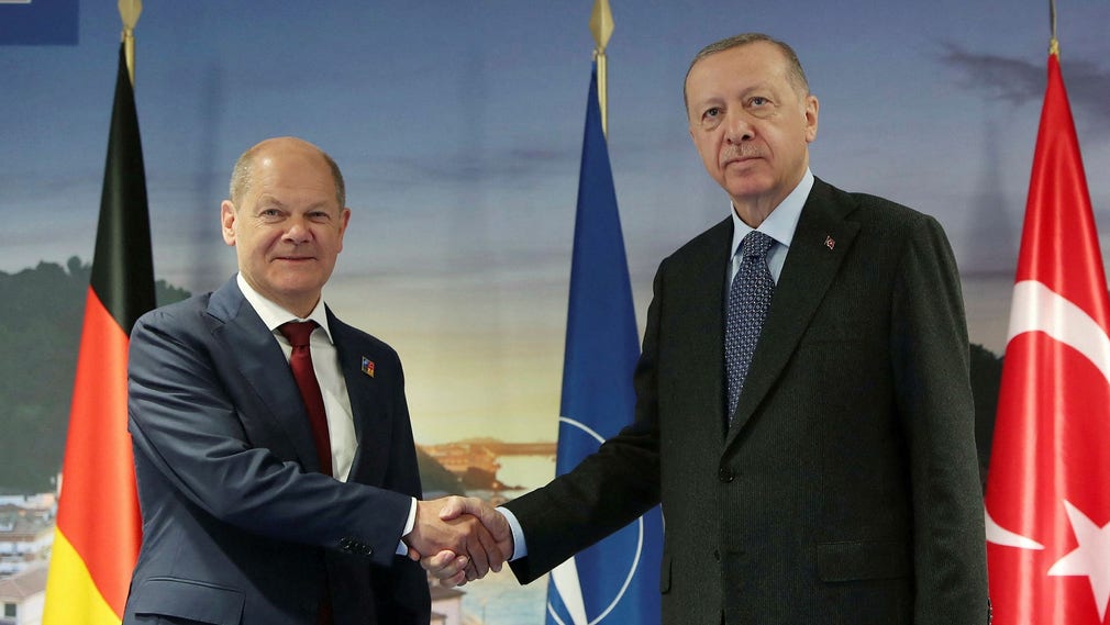 Tysklands förbundskansler Olaf Scholz skakar hand med Turkiets president Recep Tayyip Erdogan vid Natomötet i Madrid under förra veckan. De båda länderna har en komplicerad relation.