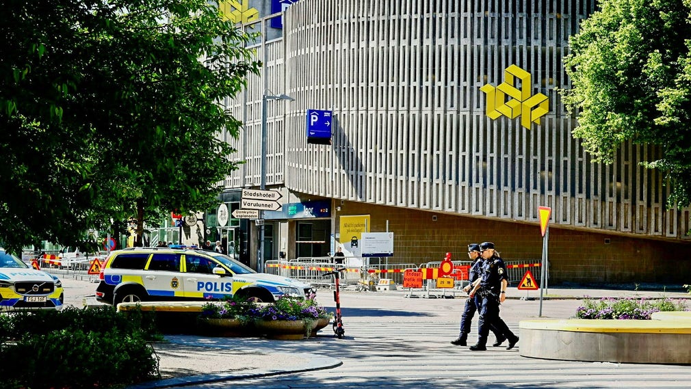 Två personer skadades efter ett allvarligt våldsbrott vid gallerian Kvarteret Igor i Västerås på tisdagen. Nu har en person begärts häktad.