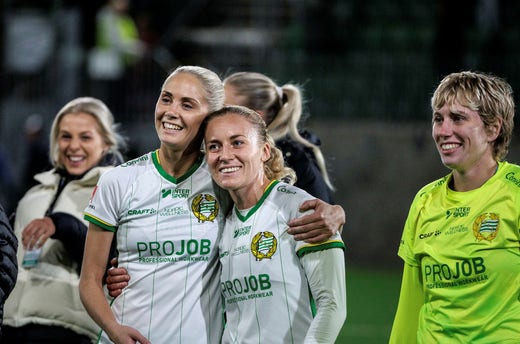 Alice Karlsson, Elaine Gibson e Moa Edrud dopo l'ultima partita casalinga contro l'Örebro.