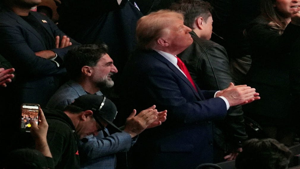 Donald Trump i publiken vid en Ultimate Fighting-match på Madison Square Garden i New York, den 17 november 2024, bredvid Elon Musk och Yasir Al-Rumayyan.