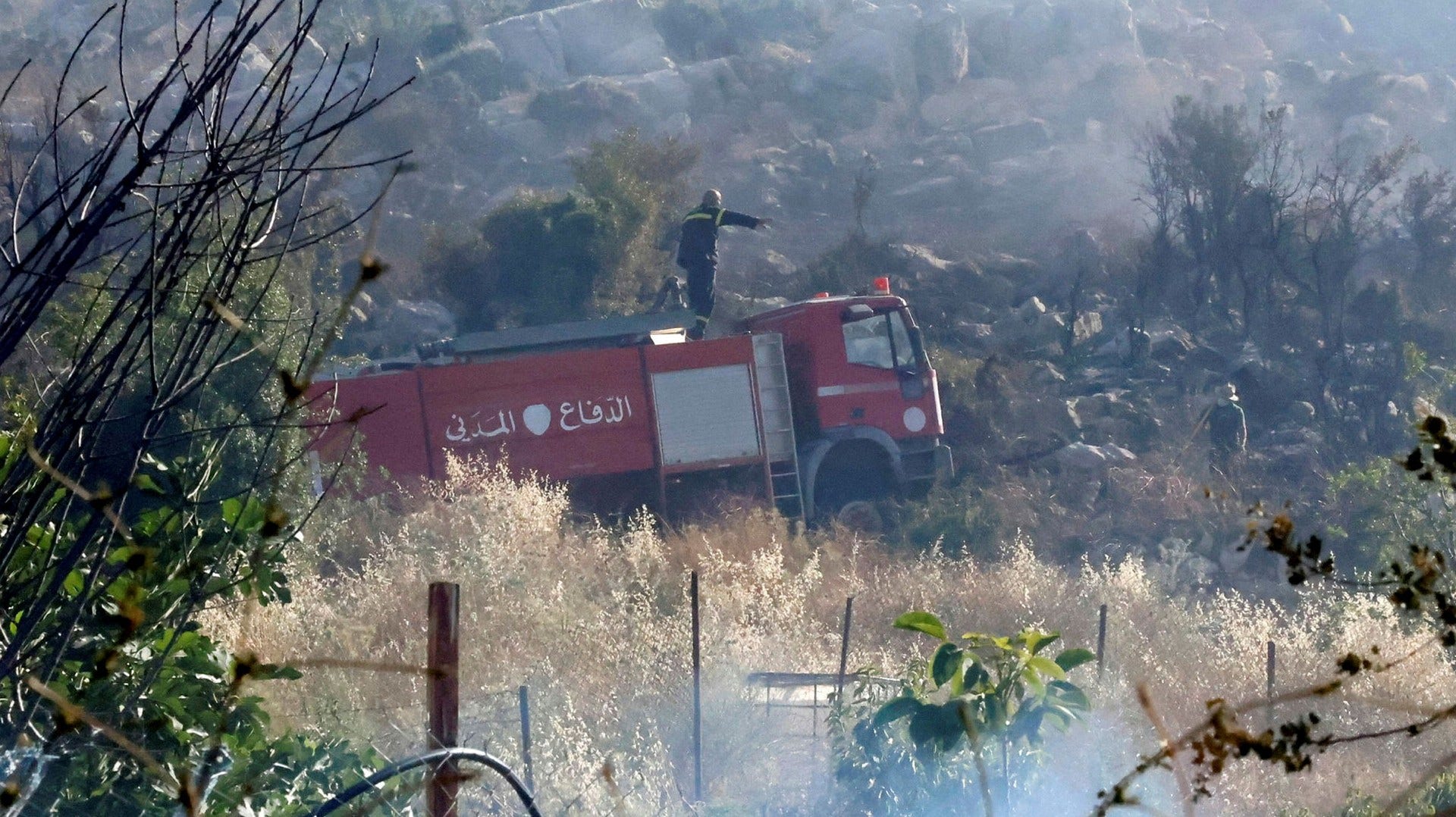 I vigili del fuoco libanesi hanno spento un incendio provocato da un bombardamento israeliano al confine meridionale del Libano.