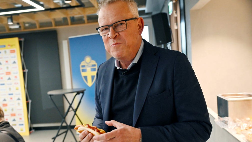 Janne Anderssons sista korv som förbundskapten före den avslutande presskonferensen.