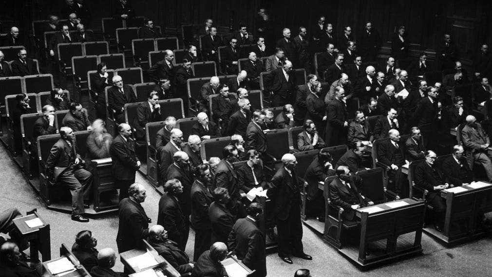 Riksdagen sammanträder vid krigsutbrottet 1939, några månader efter debatten om mottagande av judiska flyktingar.