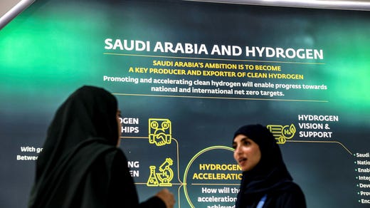 Saudiarabien har profilerat sig inom förnybar energi bland paviljongerna inne på klimatmötet COP29 i Baku, men i förhandlingarna sägs de sabotera.