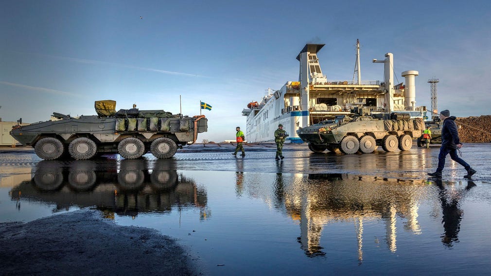 Flera pansarterrängbilar körde av den chartrade färjan. De kan transportera och skydda soldater.