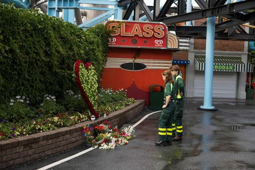 Blommor på Gröna Lund efter olyckan som krävde en kvinnas liv.