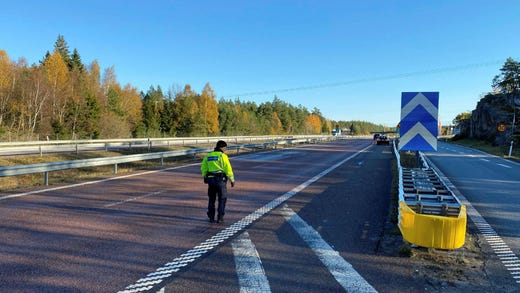 Platsen på E18 där pojken blev påkörd undersöks av polis.