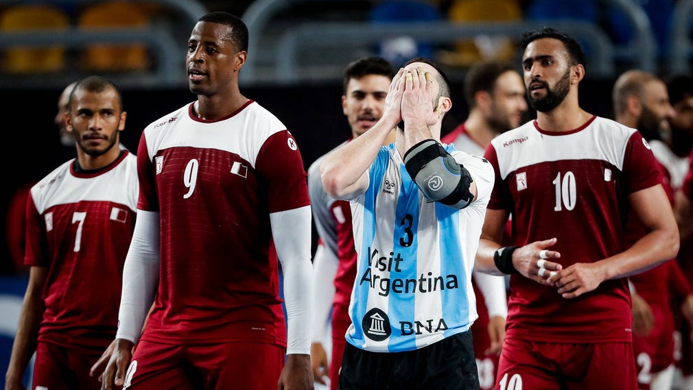 Argentina deppar efter raset mot Qatar. Nu blir istället Qatar Sveriges motståndare i VM-kvartsfinalen.