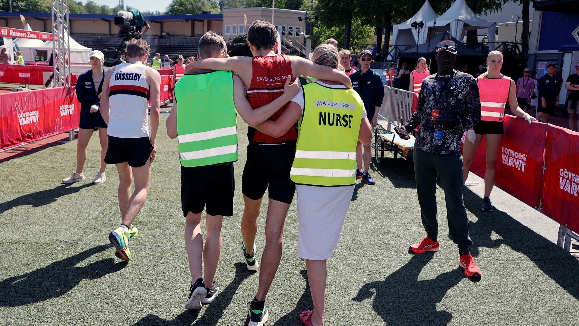 Flera löpare fick hjälpas av banan i högsommarvärmen under lördagens halvmaraton Göteborgsvarvet.
