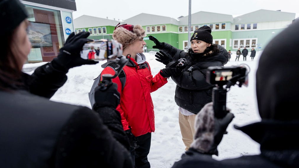 Den amerikanske Maga-youtubern Nick Shirley intervjuar grönländske rapparen Josef Tarrak och får en föreläsning om Grönlands koloniala historia och hur USA behandlat sin egen infödda befolkning. Budskapet är att Grönland inte är till salu.