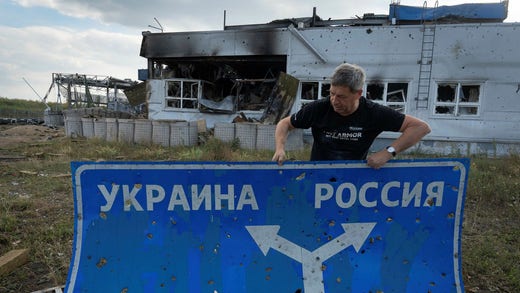 Segnale stradale dentro Sudzha occupato a Kursk.