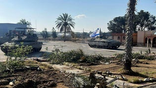 Israeliska trupper vid gränsövergången i Rafah.