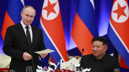 Il presidente russo Vladimir Putin con il leader nordcoreano Kim Jong Un in occasione della visita.