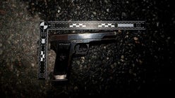På asfalten alldeles intill brottsplatsen påträffades en skarpladdad pistol av märket Zastava.