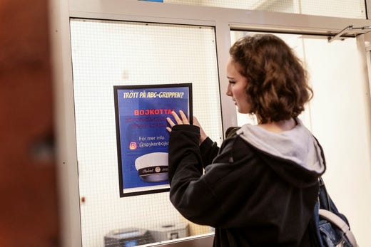 Elsa Winroth och tre andra avgångselever på Spykengymnasiet i Lund, startade en bojkottkampanj efter ABC-gruppens test av elevkepsar på skolan. – Vi anser att deras marknadsstrategi är oetisk. De pushar studenter på pengar och får dig att känna dig utanför om du inte väljer alla tillägg till hatten.