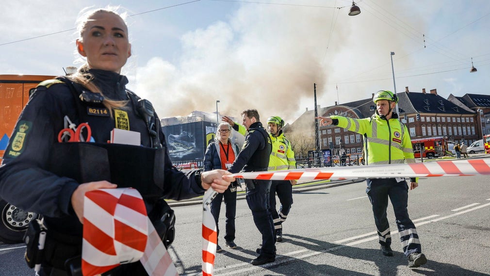 Polis på plats vid branden i Köpenhamn.