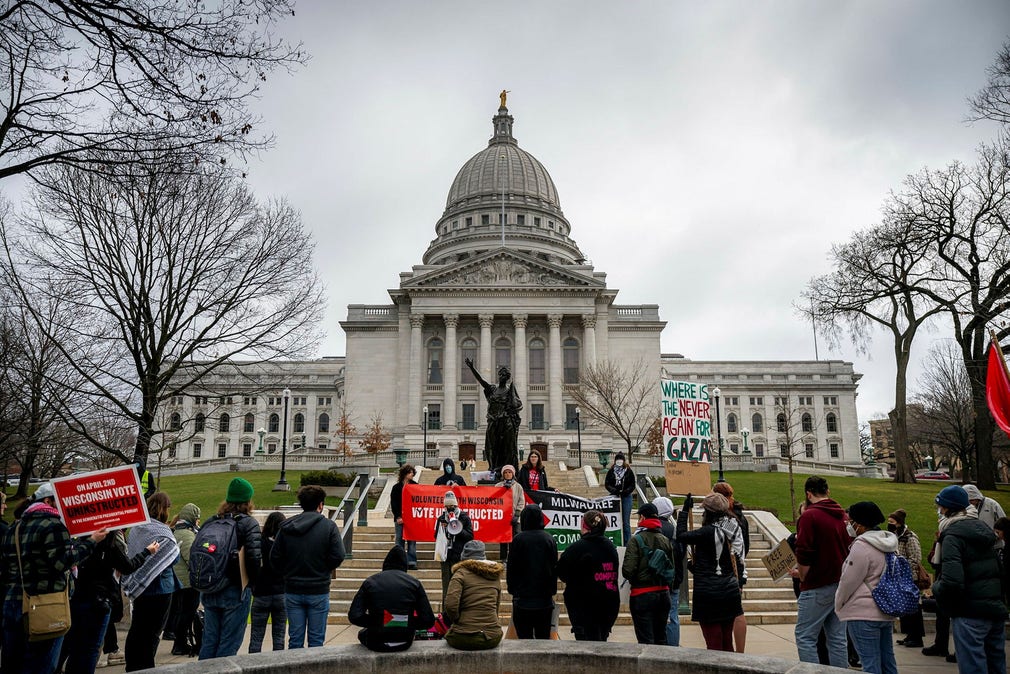 Protest vid delstatsparlamentet i Madison, Wisconsin.