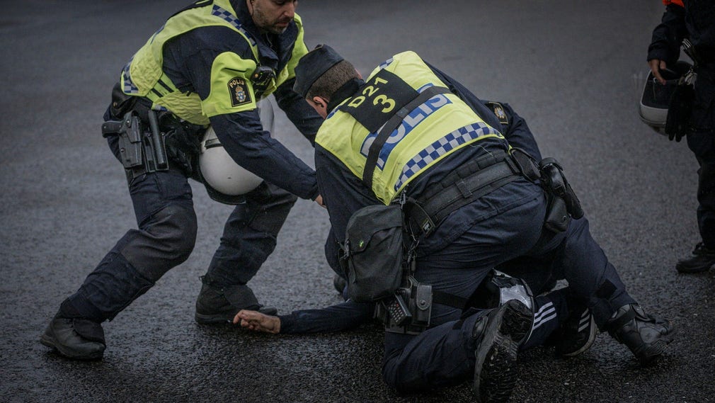 Polisingripande vid den högerextreme danske-svenske politikern Rasmus Paludans koranbränning i Hallunda den 14 maj. Lönerna behöver höjas för detta krävande yrke, anser insändarskribenten.
