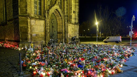 Blommor och ljus framför Johanneskyrkan i Magdeburg i måndags, tre dagar efter attacken som dödade fem personer.