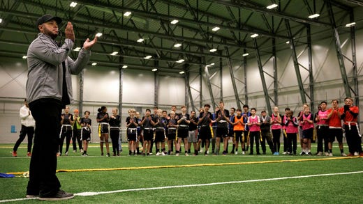 Carlos Barillas samlar skolungdomen under turneringen i Upplands Väsby.