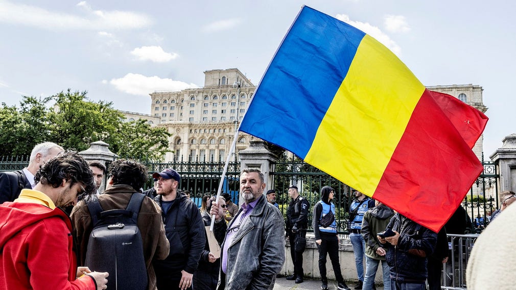 Högernationalistiska rumänska partiet AUR är mycket negativt till Ukraina, och sätter tonen i debatten. Här en AUR-protest utanför parlamentet i Bukarest.