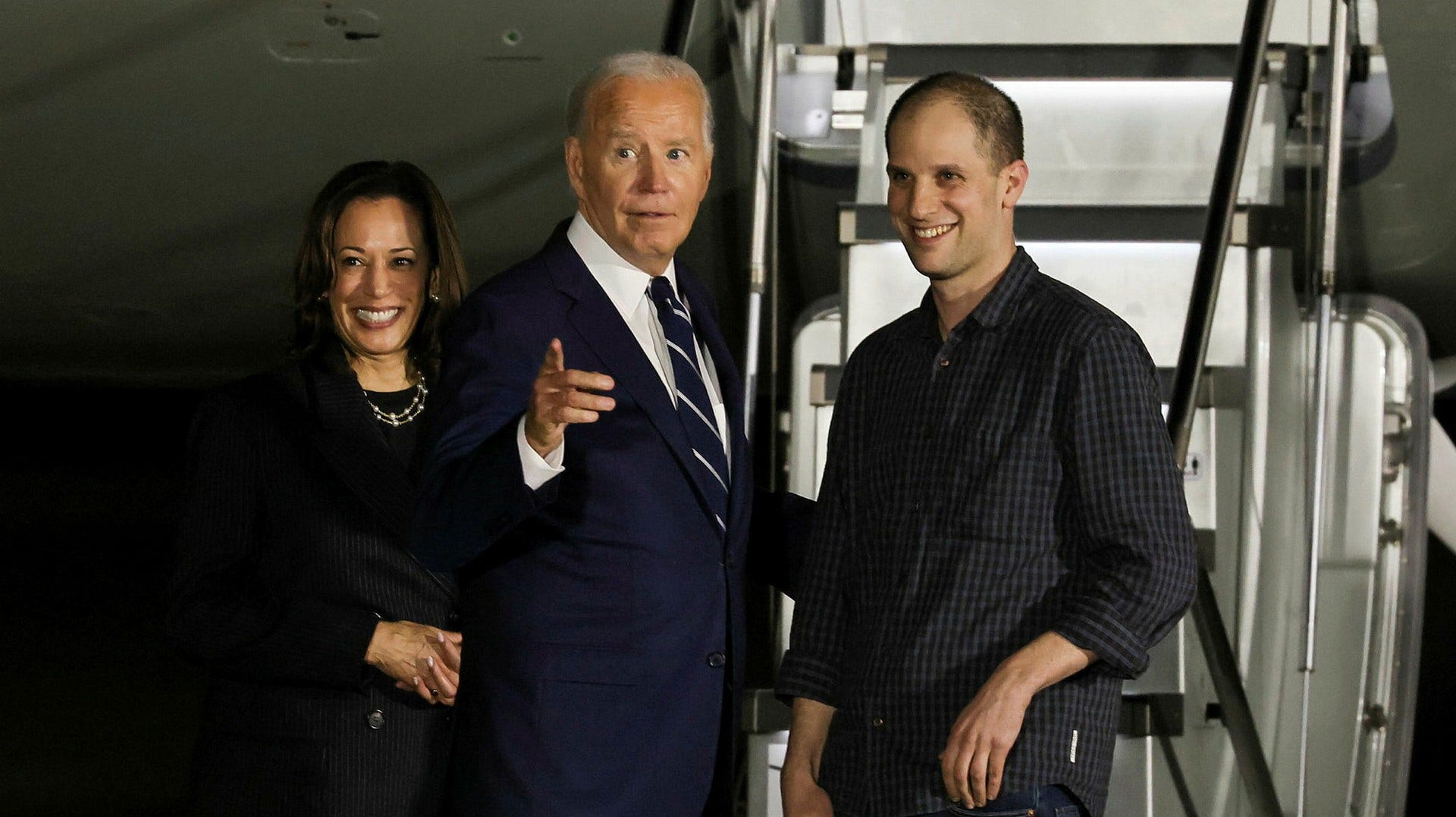 USAs visepresident Kamala Harris og president Joe Biden ønsker journalist Evan Gershkovich velkommen hjem til USA natt til fredag.