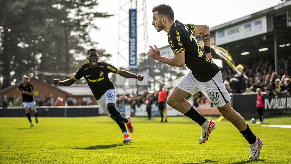 AIK:s Ioannis Pittas jublar efter sitt mål.