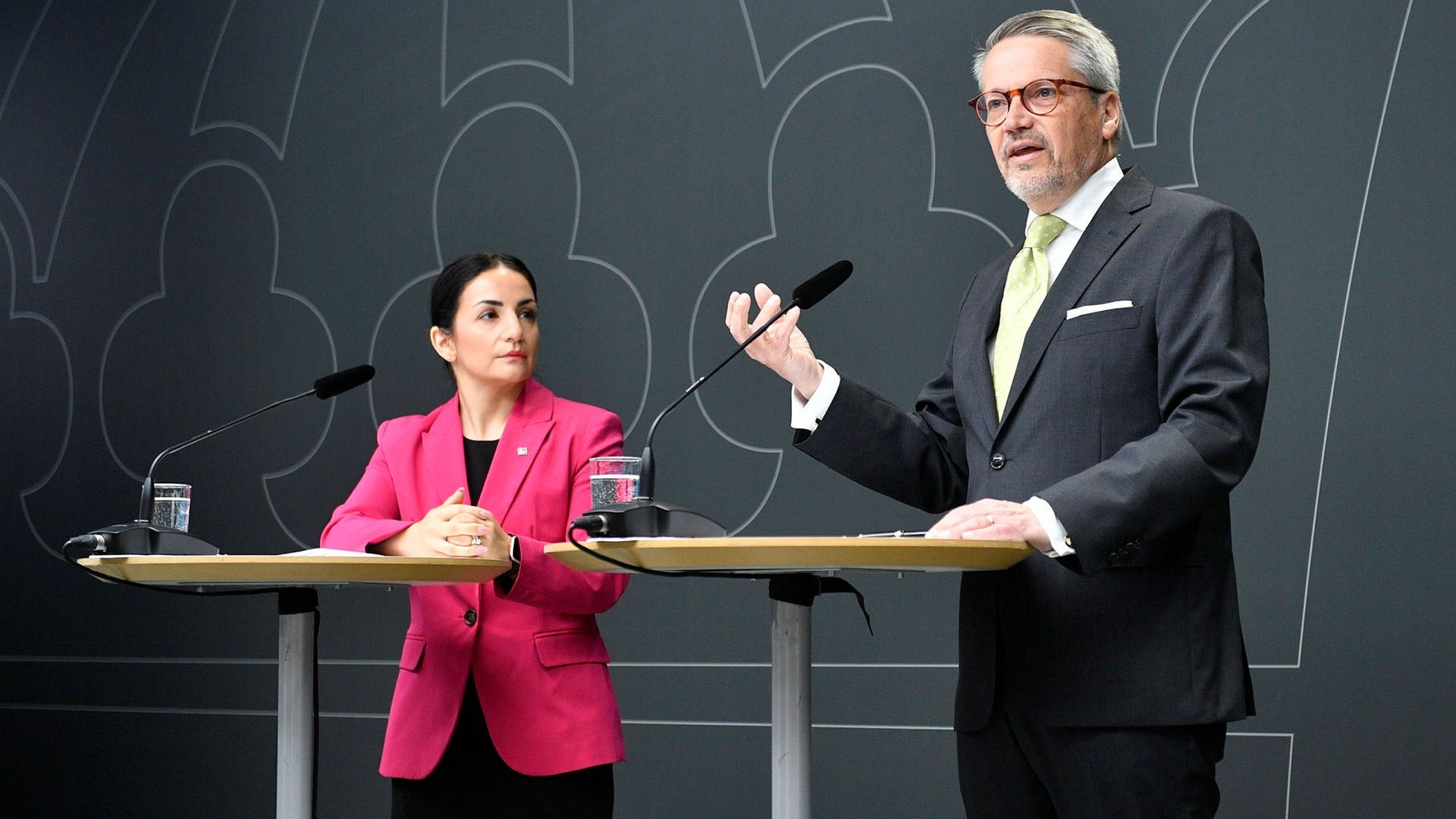 Den parlamentariska public service-kommitténs ordförande Göran Hägglund och kulturminister Parisa Liljestrand (M) under måndagens pressträff.