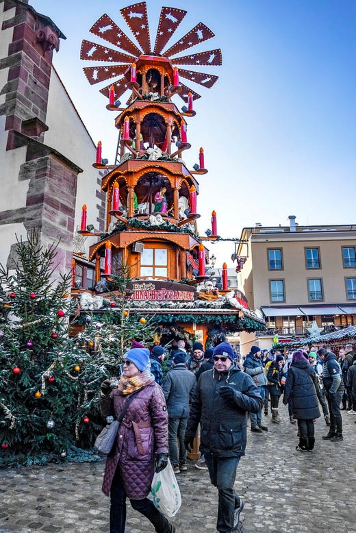 Wei-nachts pyramid, ett fyrvåningsskjul med trästatyer på toppen av glöggbaren.