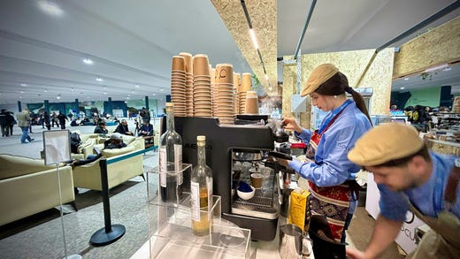 Pengar tar stor plats även utanför klimattoppmötets tuffa förhandlingar. En kopp kaffe kostar cirka 80 kr.